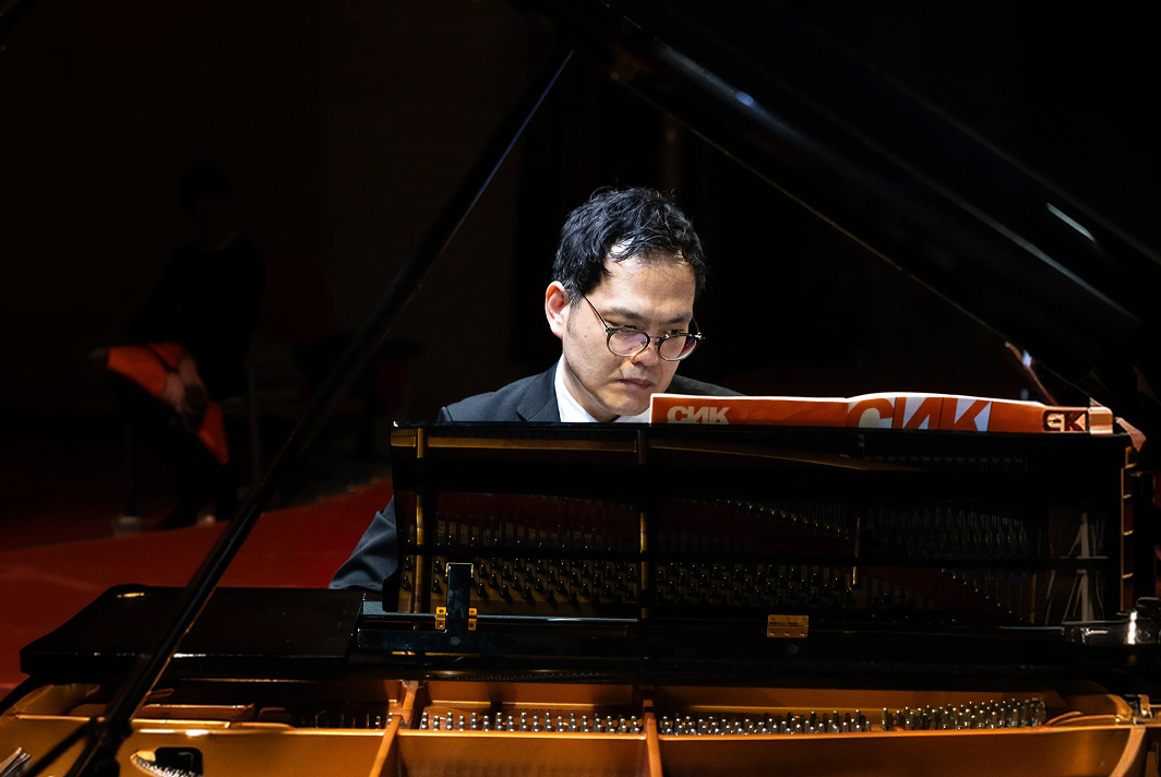 Toru Oyama at the piano