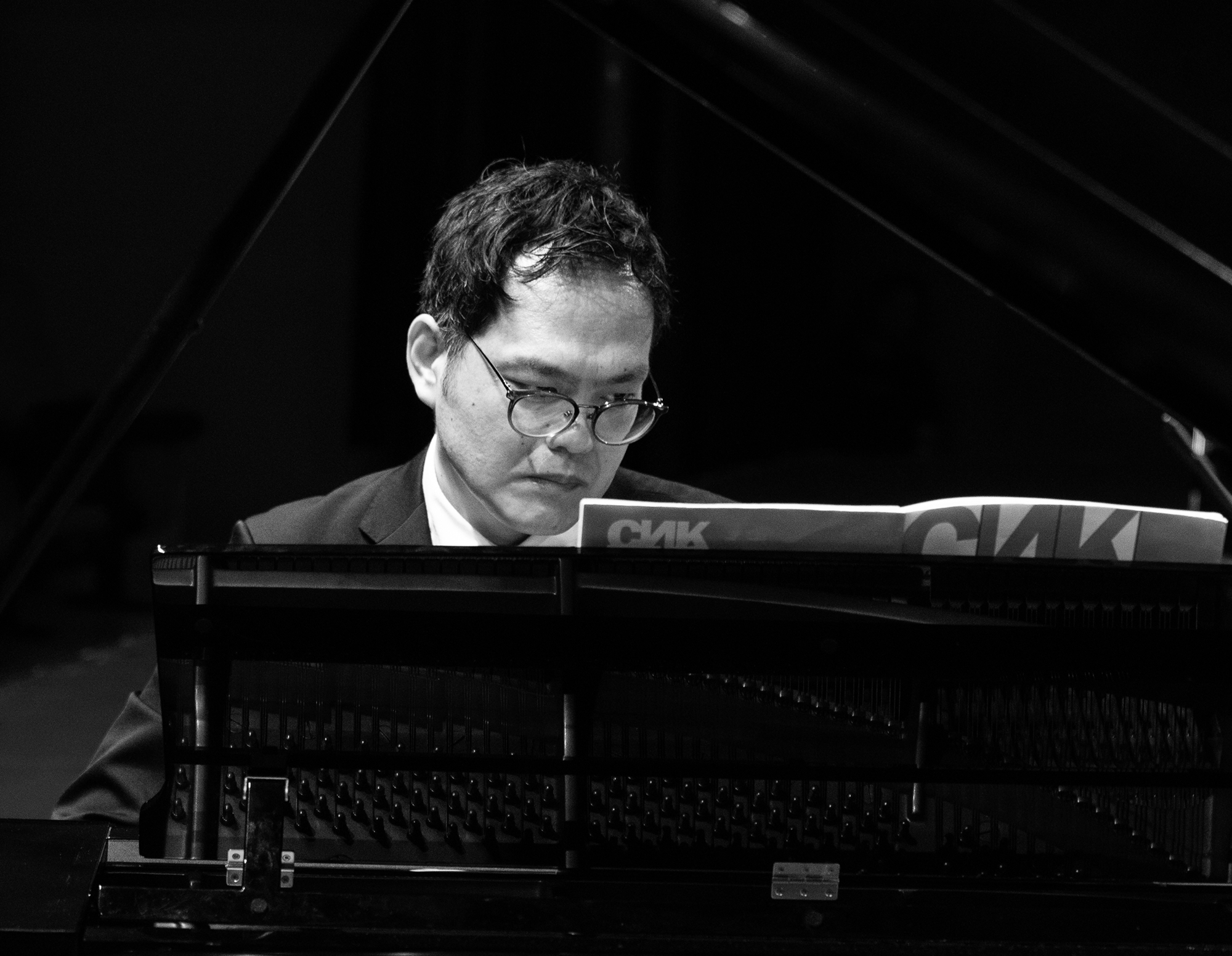 Toru Oyama at the piano