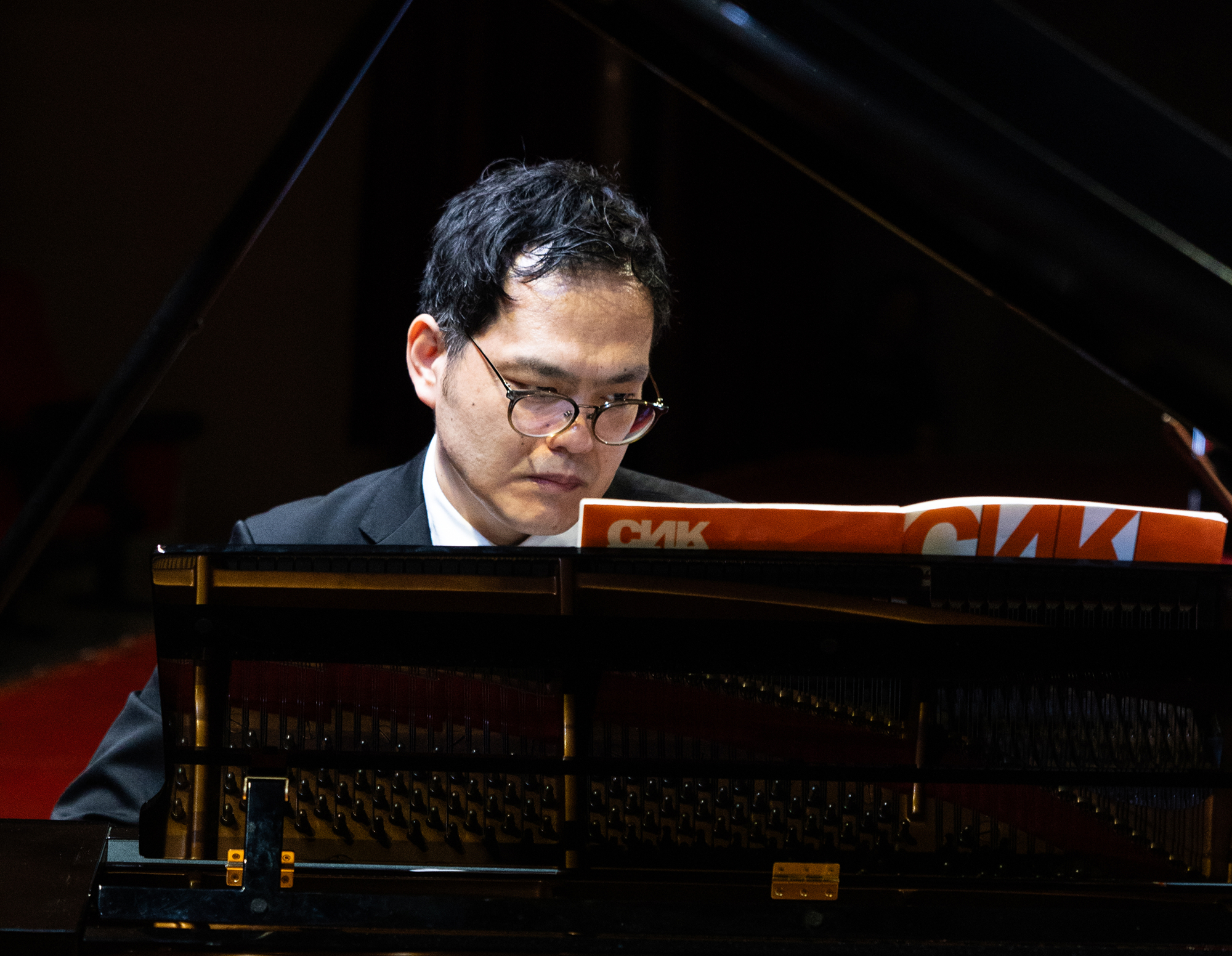 Toru Oyama at the piano